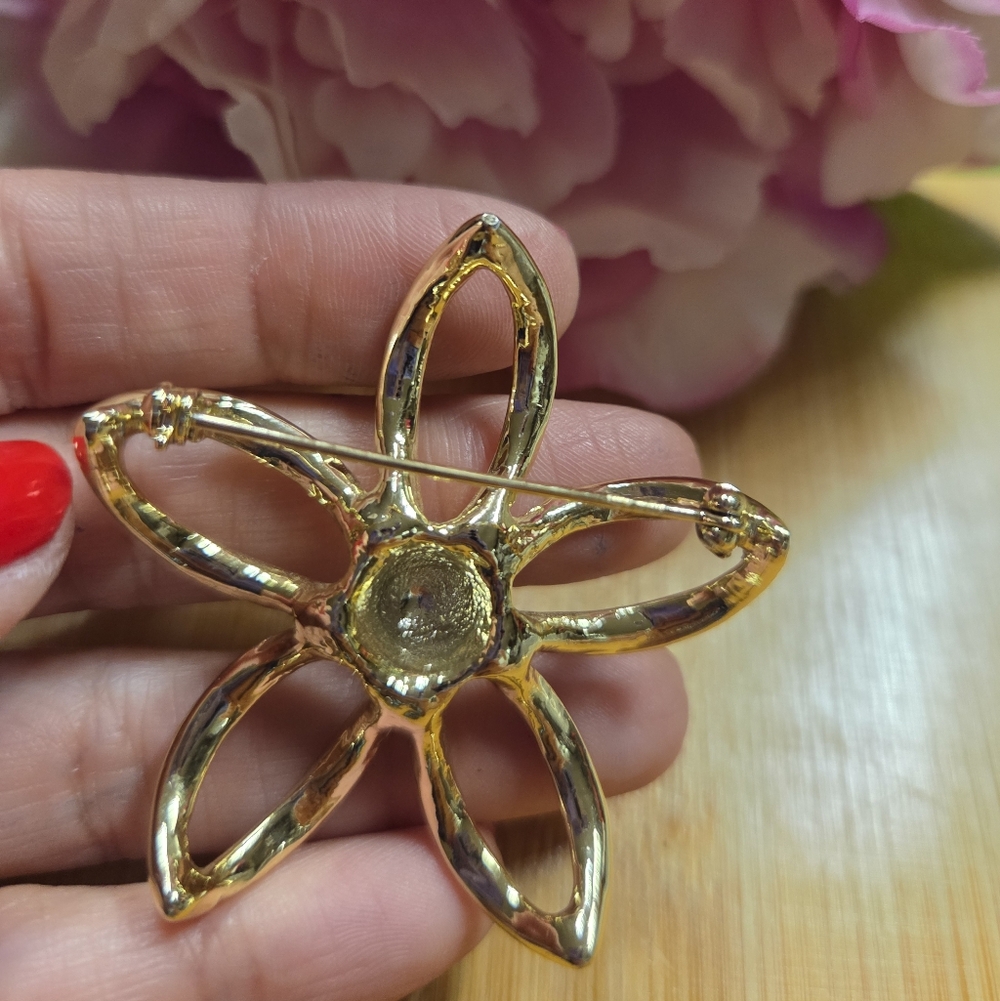 Elegant Gold Flower Brooch - Picture 2 of 3